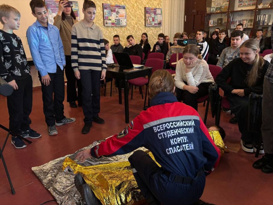 Добровольцы Донецкого РО ВСКС провели мастер-классы для учащихся донецких школ №30 и №78