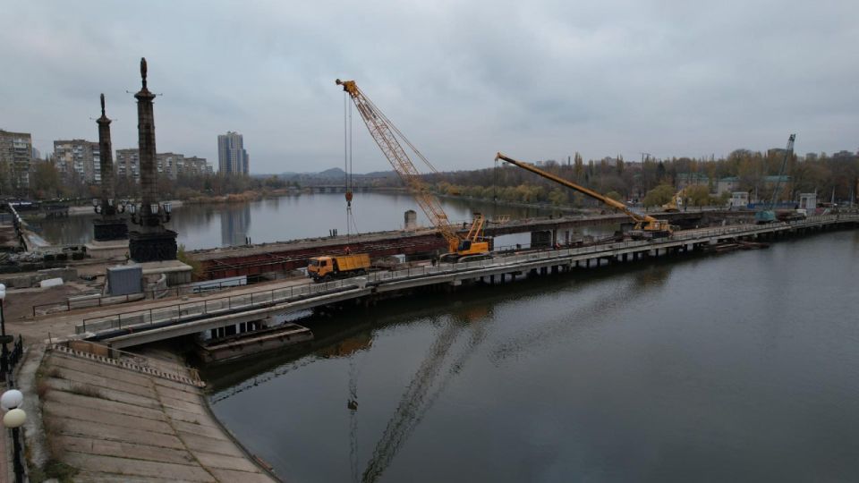 Ремонт моста через Кальмиус: изящные опоры и литые чугунные ограждения “бережно демонтированы”