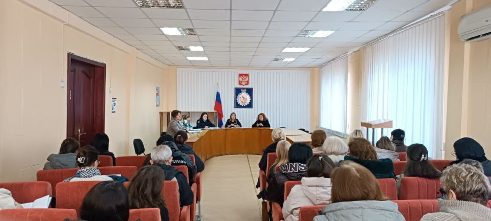 В зале заседаний Управы Кировского внутригородского района Администрации городского округа Донецк по инициативе Комиссии по делам несовершеннолетних и защите их прав при Управе Кировского внутригородского района...