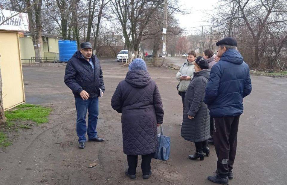 Сегодня, 26 ноября 2025 года, по поручению Главы Республики Дениса Пушилина, заместитель руководителя Управы Александр Дёмин провел встречу с жителями по адресу: ул. Радченко, 1