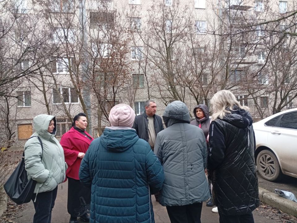 Сегодня, 26 ноября 2025 года, по поручению Главы Республики Дениса Пушилина, заместитель руководителя Управы Роман Гладких провел встречу с жителями по адресу: ул. Замоскворечная, 26