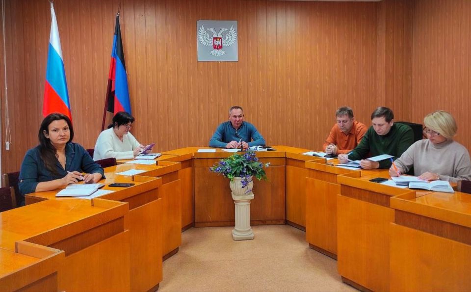 Михаил Меренков: Сегодня в Управе Буденновского внутригородского района Администрации городского округа Донецк провел аппаратное совещание, в котором приняла участие депутат Донецкого городского совета Татьяна Жукова