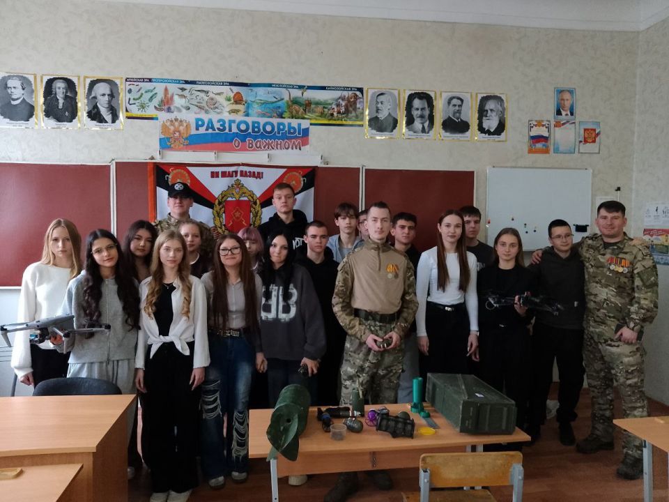 Валентин Левченко: Сегодня в ГБОУ «Школа № 53 г.о. Донецк» в рамках цикла мероприятий по патриотическому воспитанию подрастающего поколения прошла встреча с военнослужащими армии России