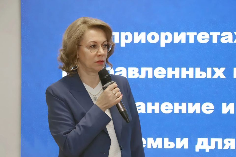 Лариса Толстыкина: На стратегической сессии «За семью!» в Донецке с представителями комиссий по делам несовершеннолетних, органов опеки, социальной защиты, образования, здравоохранения, органов внутренних дел и общественных...