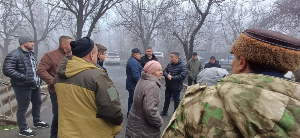 Валентин Левченко: Только вчера поговорили с жителями поселка Донецк-Северный о ходе работ по подключению электроэнергии, и вот сегодня жители уже со светом