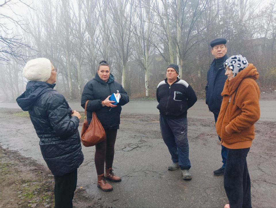 Сегодня, 17 ноября 2025 года, по поручению Главы Республики Дениса Пушилина, активист района Ирина Покрасова провела встречу с жителями по адресу: ул. Овсянникова, 10