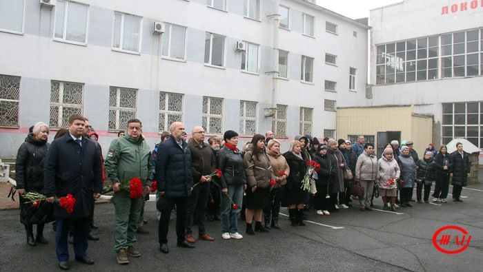 Сегодня, 27 ноября, в локомотивном депо Дебальцево Донецкого филиала ФГУП «ЖДН» увековечили память погибших героев СВО