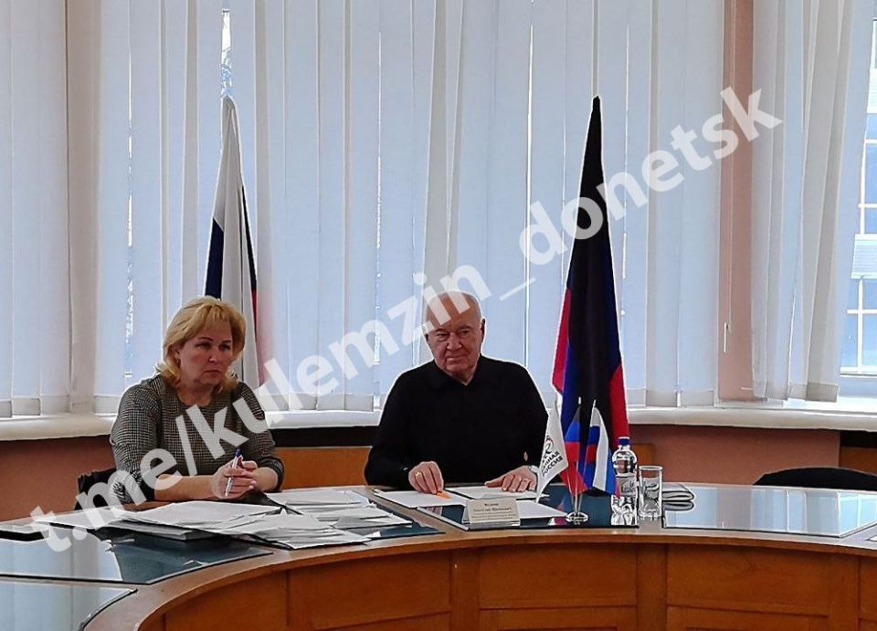 Сегодня советник главы администрации городского округа Донецк провёл приём граждан в общественной приёмной Донецкого городского местного отделения партии «Единая Россия»