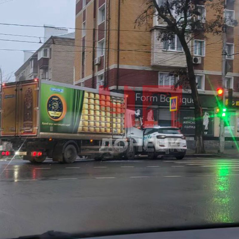 Утро для китайской машинки началось не с кофе, ее припечатал грузовик «Молока»