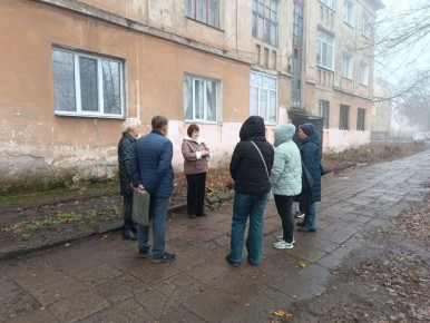 Сегодня, 28 ноября 2025 года, по поручению Главы Республики Дениса Пушилина, активист района Юлия Мартыненко провела встречу с жителями по адресу: ул. Уральская, 12