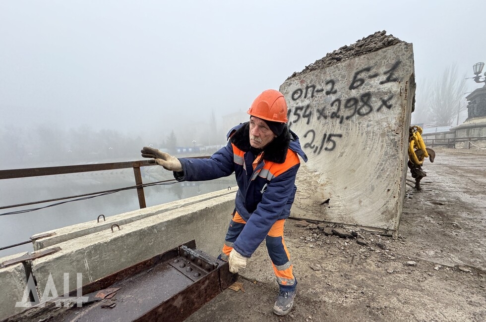 40 человек в две смены: кто возводит новый мост через Кальмиус в Донецке