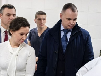 Анна Кузнецова: В Донецке передали медицинское оборудование для лечения детей с онкологией