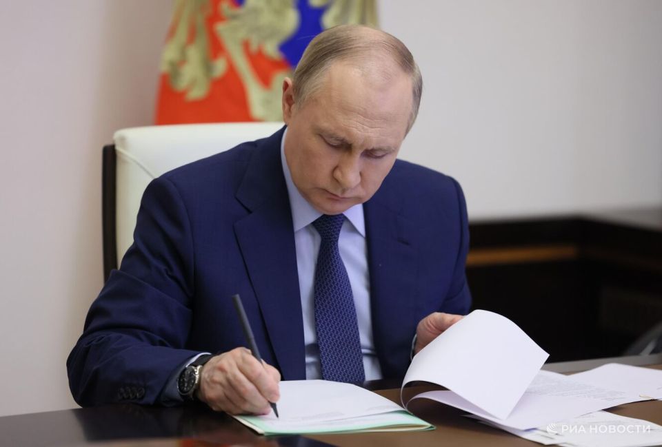 Путин подписал закон о перерасчете страховых выплат для жителей ДНР и ЛНР