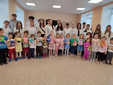 Любимой маме!. В рамках национального проекта «Молодежь и дети» в Пролетарском районе города Донецка состоялась акция «Любимой маме», приуроченная к празднованию Дня матери