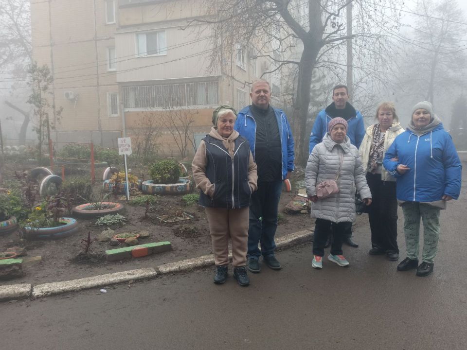 Сегодня, 28 ноября 2025 года, в Кировском районе города Донецк, депутат Донецкого Городского Совета ДНР Михаил Рыбаков , управляющий делами Управы Людмила Аринович и активисты партии встретились с номинантами конкурса...