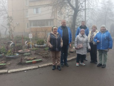 Сегодня, 28 ноября 2025 года, в Кировском районе города Донецк, депутат Донецкого Городского Совета ДНР Михаил Рыбаков , управляющий делами Управы Людмила Аринович и активисты партии встретились с номинантами конкурса...