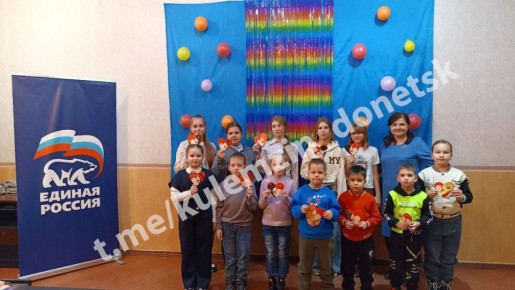 Во Дворце культуры «Лидиевка» в рамках проекта «Культура малой родины» партии «Единая Россия» состоялся мастер-класс по изготовлению поздравительной открытки ко Дню матери «Маме с любовью»