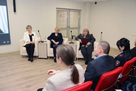 Заместитель председателя #Комитет_по_труду_занятости_социальной_политике_и_делам_ветеранов Юлия Крюкова выступила на стратегической сессии «За семью!» в Донецке