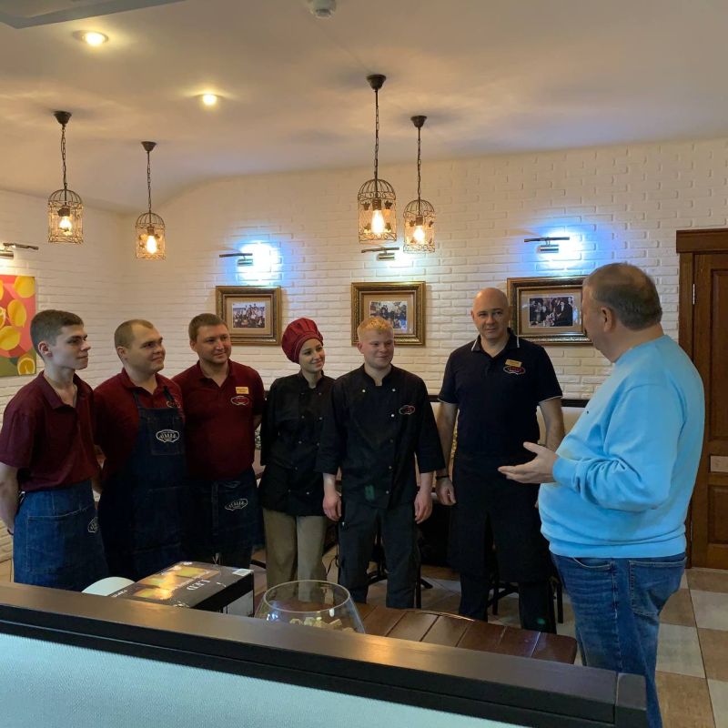 27 ноября 2025 года, по поручению Главы Республики Дениса Пушилина, депутат Донецкого городского Совета ДНР Михаил Рыбаков провел встречу с трудовым коллективом ООО "Кармил" по адресу: ул. Н. Островского, 23