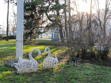 На площади Ленина в Донецке продолжают устанавливать новогодние световые декорации