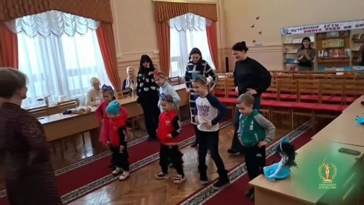 Дети из подопечных семей КСВО ДНР посетили мастер-класс по изготовлению кукол ко Дню матери