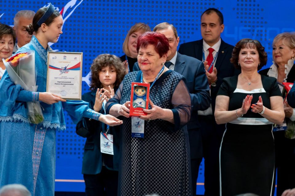 Поздравляю учителя математики донецкой школы №91, Раису Илларионовну Картамышеву, с победой в Национальной премии «Человек труда»!