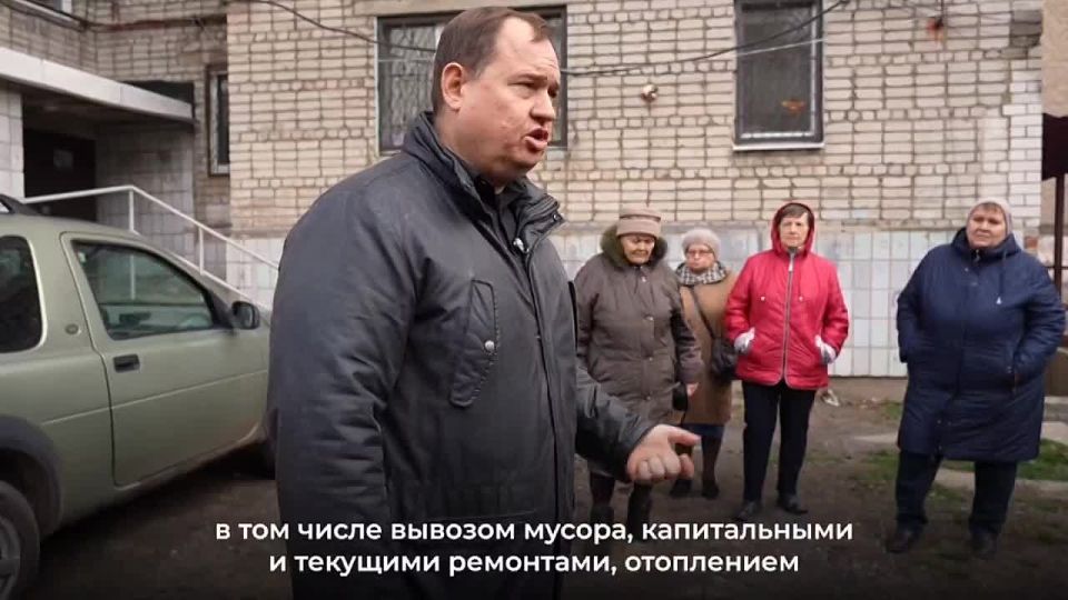 Руководитель РИК Донецкого реготделения Единой России Алексей Муратов в Ясиноватой провел сход с жителями дома № 34 на улице Школьной