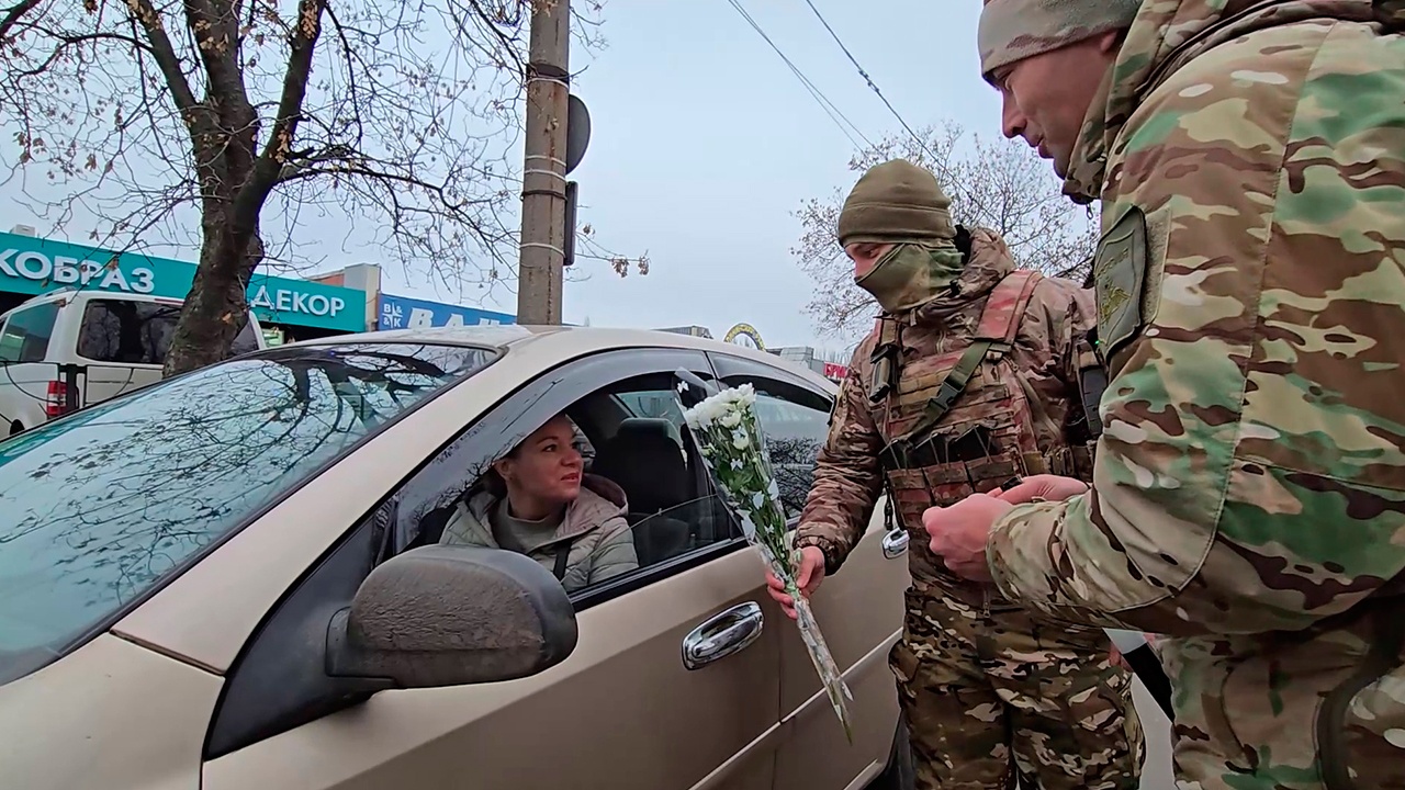 Бойцы группировки войск «Центр» поздравили жительниц Донецка с Днем матери