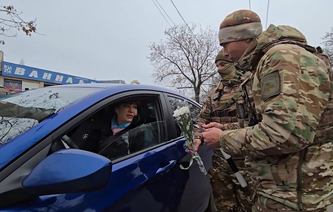 1 Бойцы группировки войск «Центр» поздравили жительниц Донецка с Днем матери