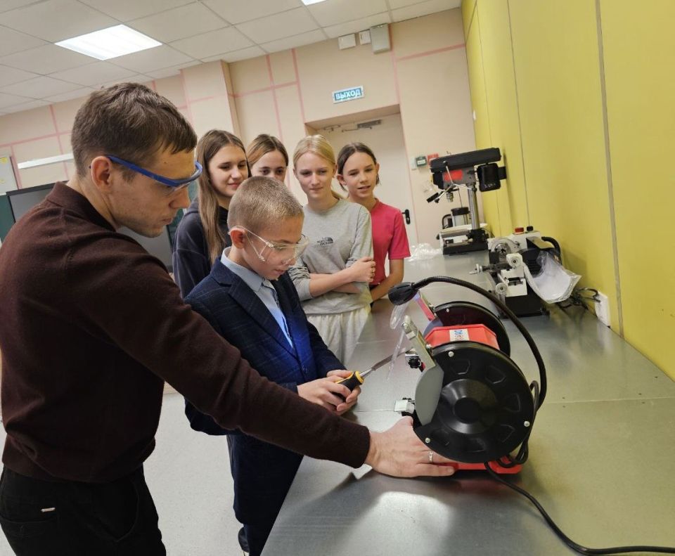 Лариса Толстыкина: Школы ДНР обновляют материально-техническую базу кабинетов ОБЗР и «Технологии»