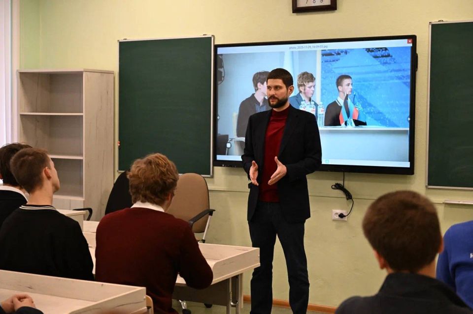 Александр Волошин: #Работа_в_Республике. Сегодня лично встретились с финалистами Всероссийского проекта «Лига ораторов» — учениками 10 «А» класса Многопрофильного лицея №1 Донецка: Данилом Зинченко, Павлом Шупик и Тимуром...