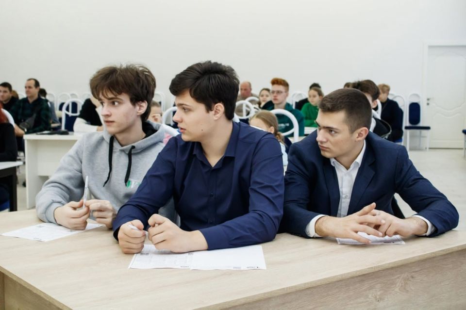 На базе Донецкого республиканского краеведческого музея прошел «Географический диктант» Русского географического общества, в котором приняли участие школьники, студенты, преподаватели и сотрудники музея