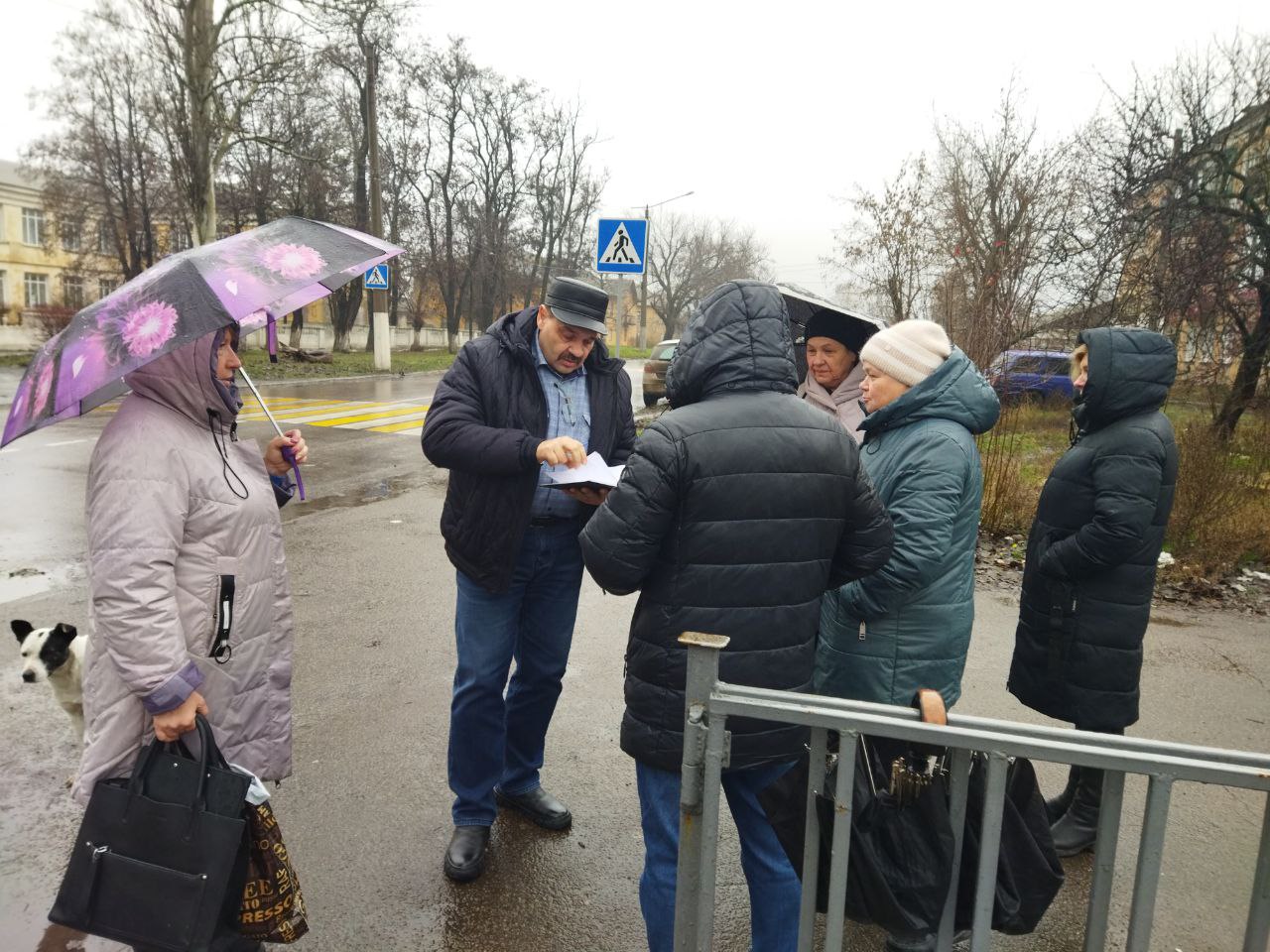 Сегодня, 2 декабря 2025 года, по поручению Главы Республики Дениса Пушилина, заместитель руководителя Управы Александр Дёмин провел встречу с жителями по адресу: ул. Керамическая, 11