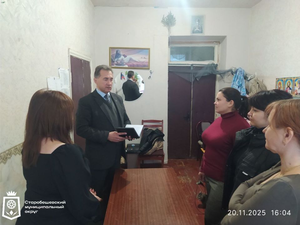 Депутат Старобешевского муниципального совета партии "Единая Россия" Сергей Салиев провел встречу с трудовым коллективом Кумачовского территориального отдела