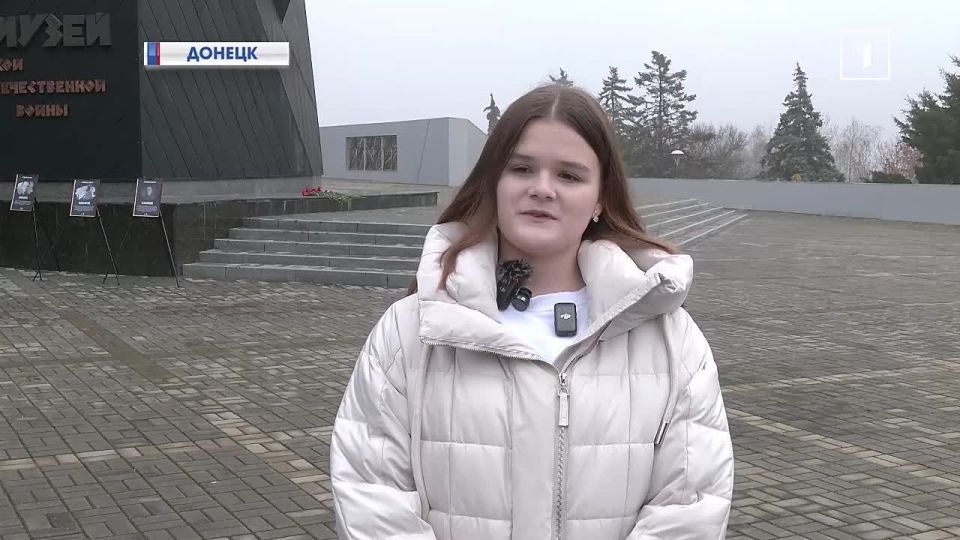 Донецкая молодёжь почтила память неизвестного солдата у мемориала «Твоим освободителям Донбасс»