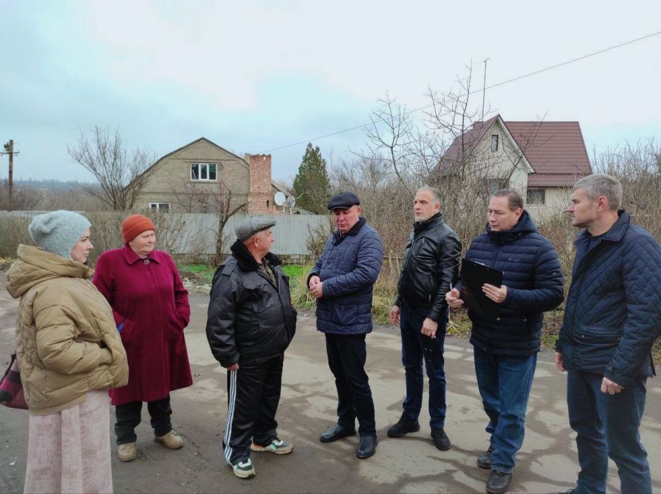 Михаил Меренков: Сегодня совместно с депутатом Народного Совета Юрием Леоновым и депутатом Донецкого городского совета Николаем Тимченко провели встречу с жителями улицы Нижненовгородская