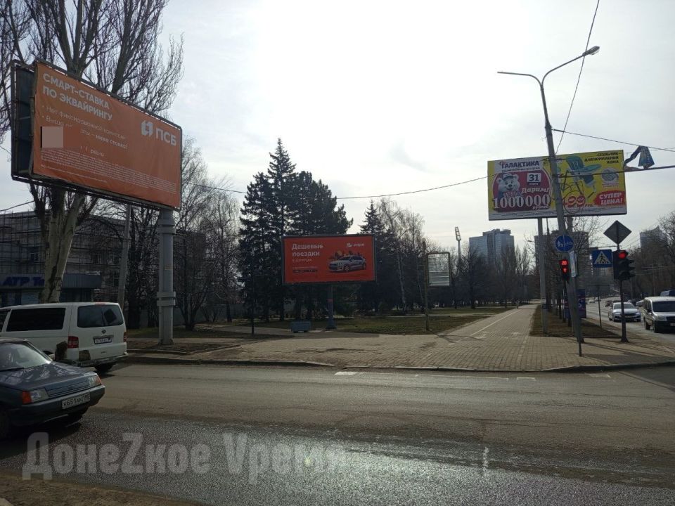 На очереди 450 единиц: демонтаж рекламных конструкций в Донецке набирает обороты