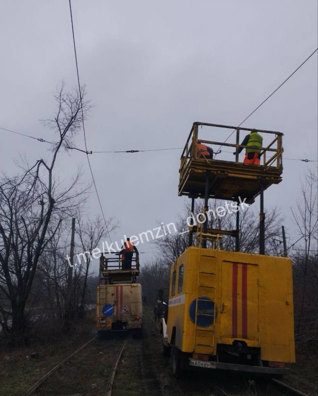 Специалисты предприятия «Донэлектроавтотранс» продолжают восстанавливать контактную сеть трамвайного маршрута № 16