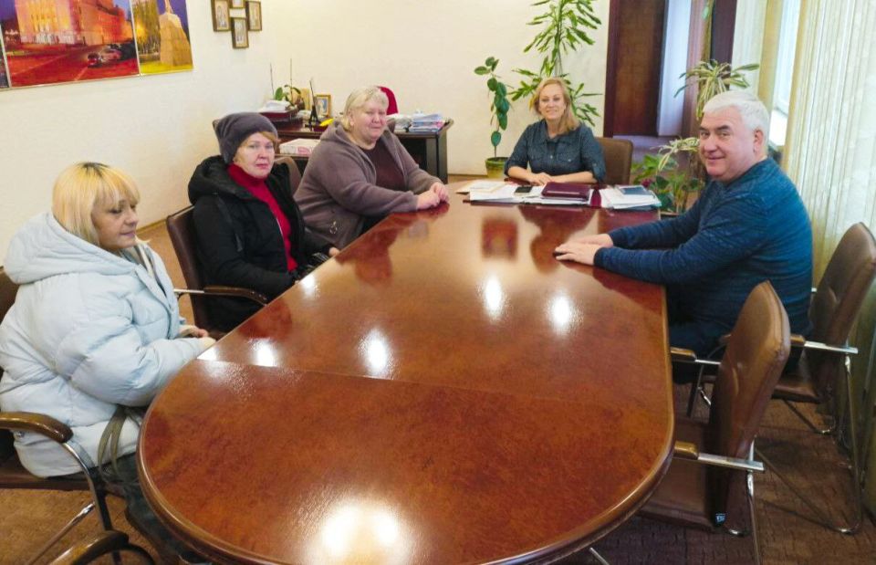 В преддверии Дня волонтера руководитель Управы Петровского внутригородского района Администрации г. о. Донецк Наталья Бегуненко совместно с заместителем главы администрации г. о. Донецк Владимиром Зайцевым встретились и...