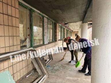 Работники Единого регионального фонда по управлению МКД по ДНР и специалисты Дворца культуры «Горняк» устраняют последствия варварской ночной атаки БПЛА в Куйбышевском районе