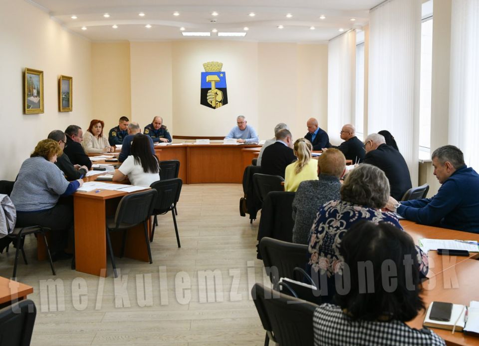 Сегодня состоялось очередное заседание Комиссии по предупреждению и ликвидации чрезвычайных ситуаций и обеспечению пожарной безопасности городского округа Донецк