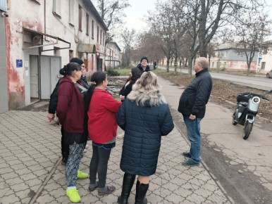 Сегодня, 4 декабря 2025 года, по поручению Главы Республики Дениса Пушилина, депутат Донецкого городского Совета ДНР Михаил Рыбаков провел встречу жителями по адресу: ул. Кирова, 201