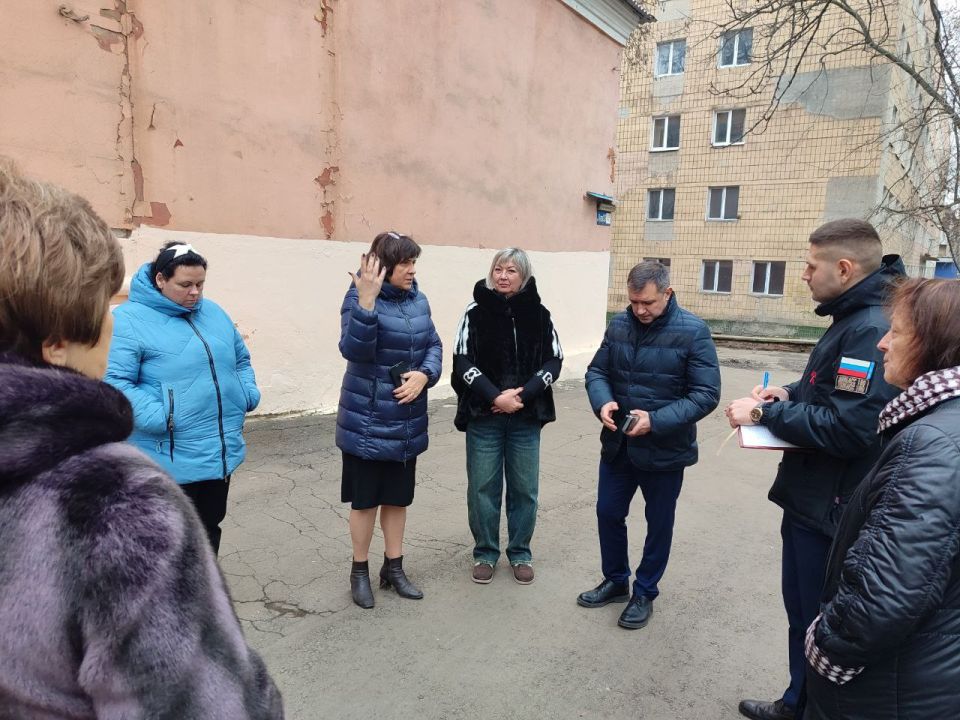 По поручению Главы ДНР Дениса Пушилина в Ворошиловском внутригордском районе продолжаются встречи с населением