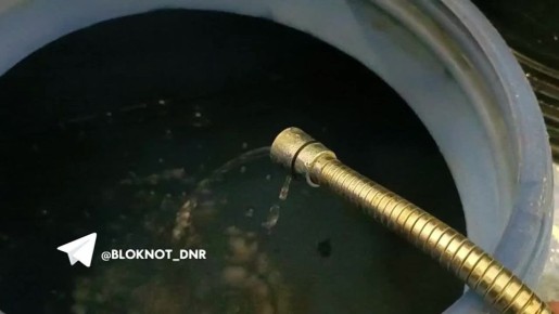 Напор невероятной мощности на улице Университетской в Донецке