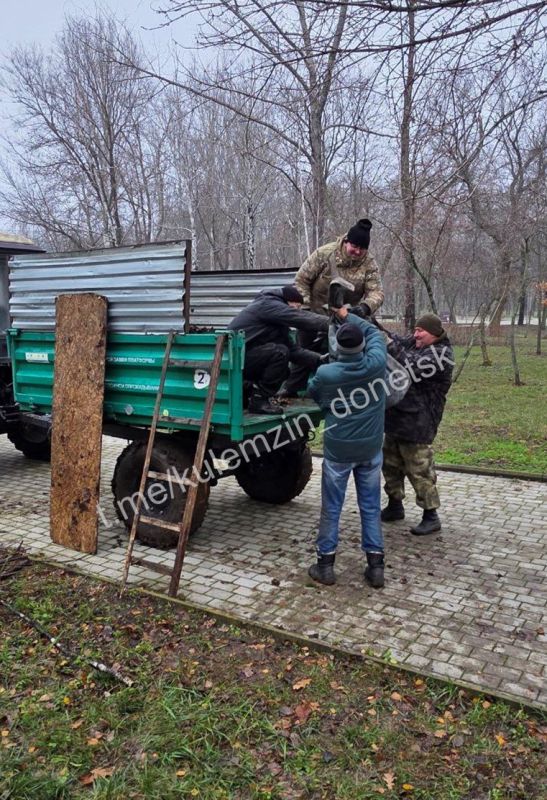 Несмотря на хмурую осеннюю погоду, сотрудники Дирекции парков продолжают свою деятельность по благоустройству, сохраняя любимые места отдыха Дончан чистыми и уютными