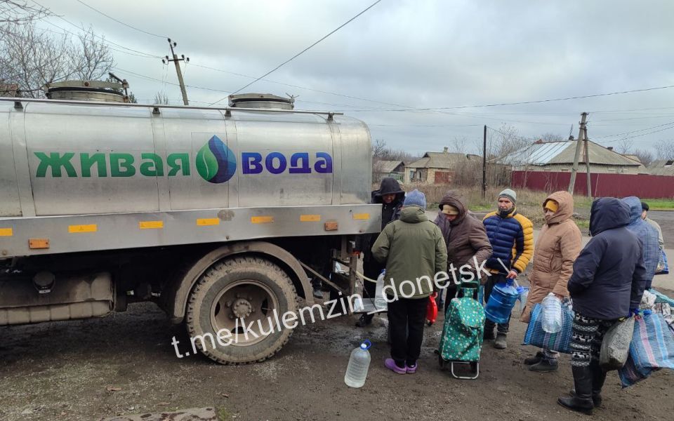 Донецкие производители воды в кризисной ситуации с водоснабжением продолжают оказывать помощь населению города
