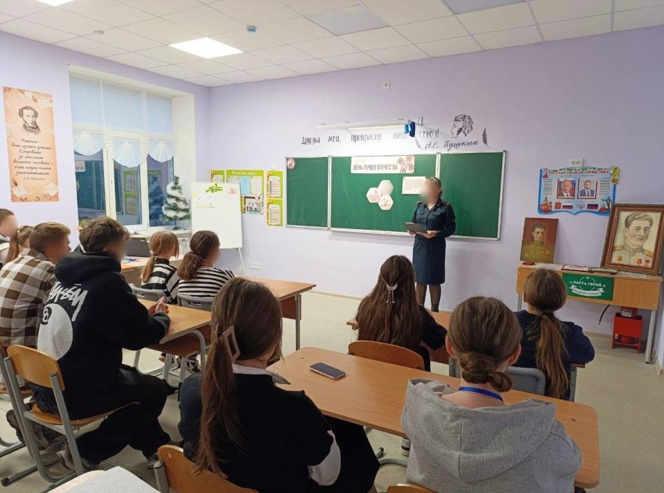 Сотрудники УИИ рассказали школьникам о Героях Отечества
