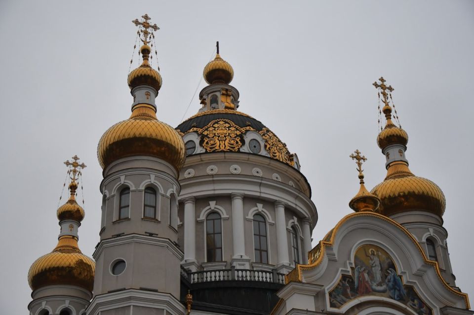 Освящен накупольный крест для собора святых благоверных князей Петра и Февронии в Донецке