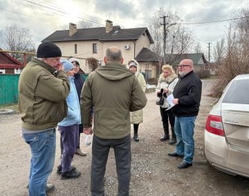 По поручению Главы ДНР Дениса Пушилина 08.12.20025 по адресу: г.Донецк, ул. Диккенса, 38 состоялась встреча с жителями, на которой присутствовал первый заместитель руководителя Управы Ленинского внутригородского района Тимур...