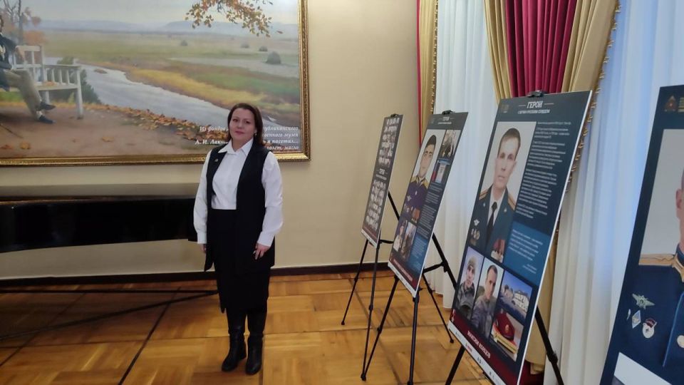 В Донецкой филармонии открыли выставку памяти героев Отечества